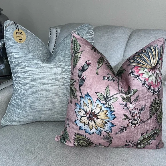 1- NWT SOHO STUDIO BLUSH FLORAL DESIGN DECORATIVEPILLOW